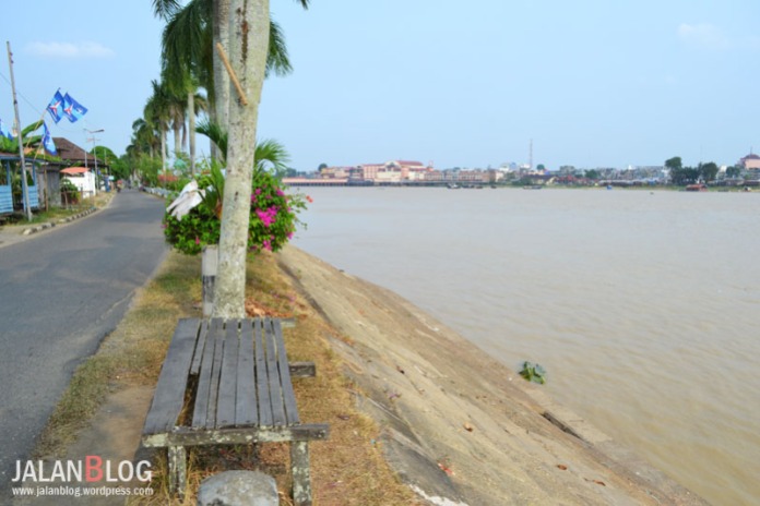 Asiknya duduk disini sambil menikmati pemandangan Sungai Batanghari