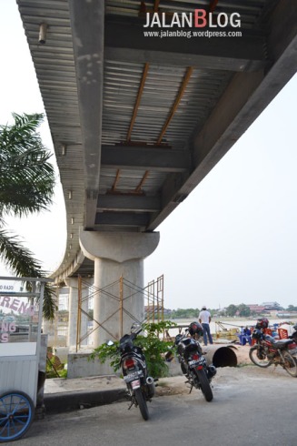 Jembatan Gantung dilihat dari Tanggo Rajo