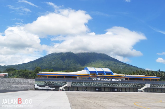 Bandara Sultan Babullah Ternate dengan Latar belakang Gunung Gamalama
