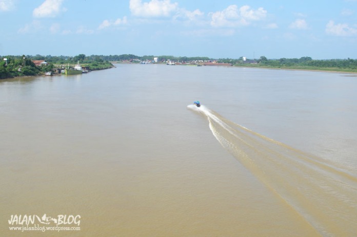 Speed Boat membelah sungai Batanghari