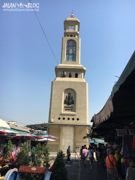 Menara jam di tengah pasar Chatuchak